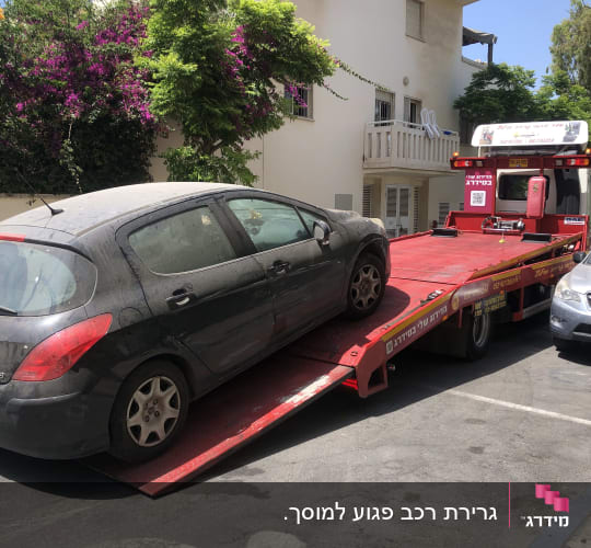 רכב על גרר אדום בחניה
